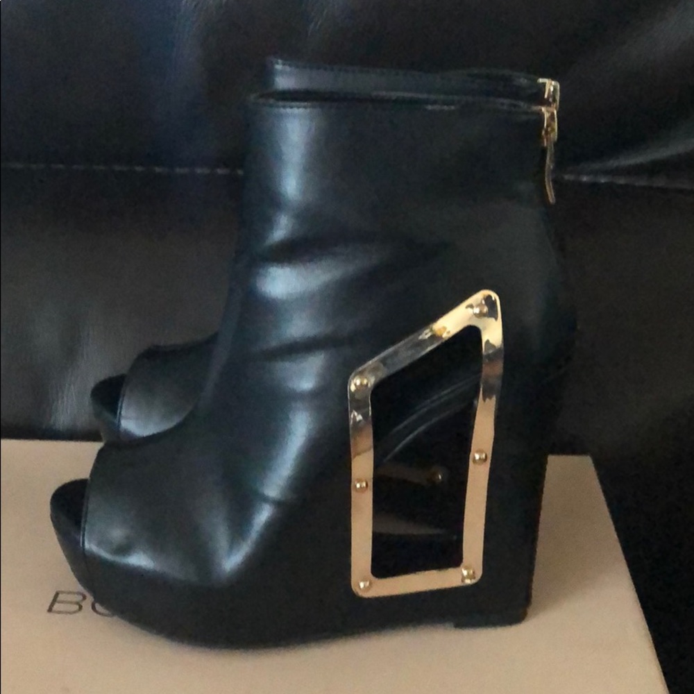 BCBGeneration  BLACK WEDGE BOOTIE
